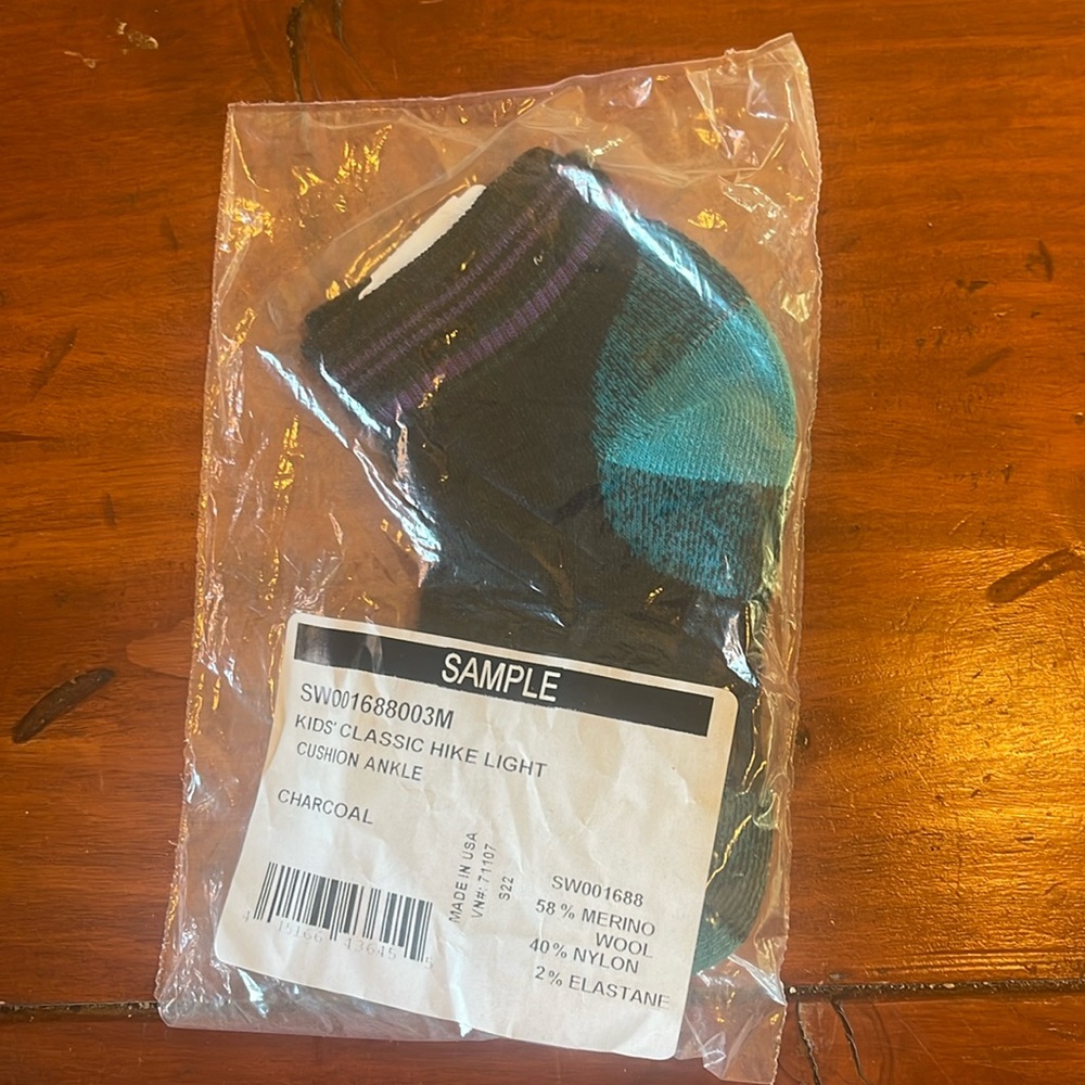 Smartwool kids classic light hike socks with cushioned ankle. New w/ sample tags